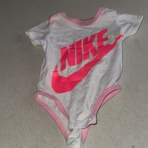 Nike Kids Size 0-6M Bodysuit in Pink and White